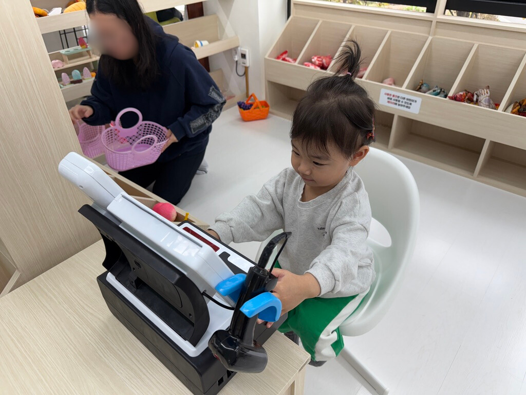 육아일기, 솜사탕 첫 경험! “이거 어떻게 먹는 거야?”