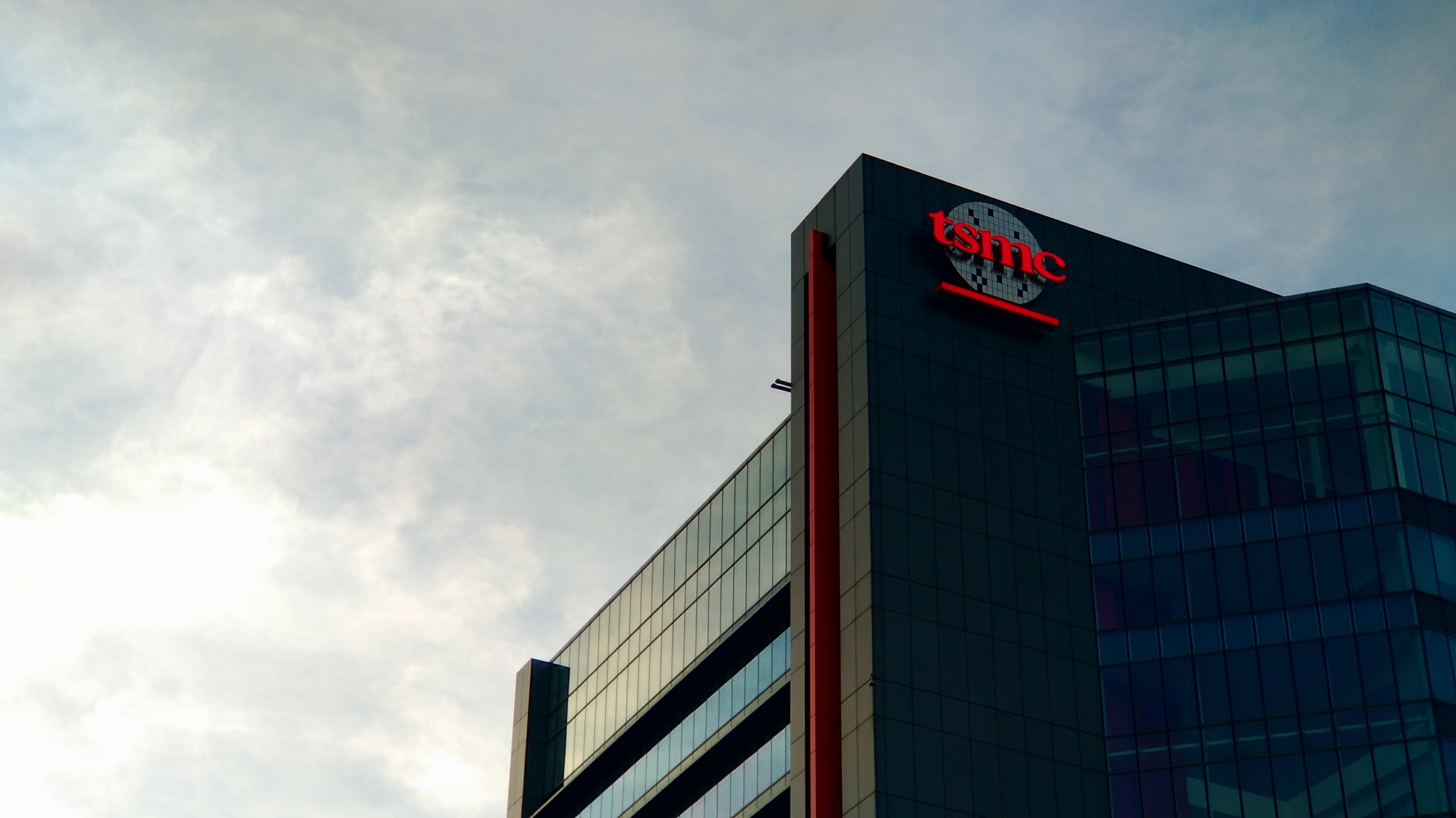 TSMC_logo_on_Taichung_factory_building.jpg