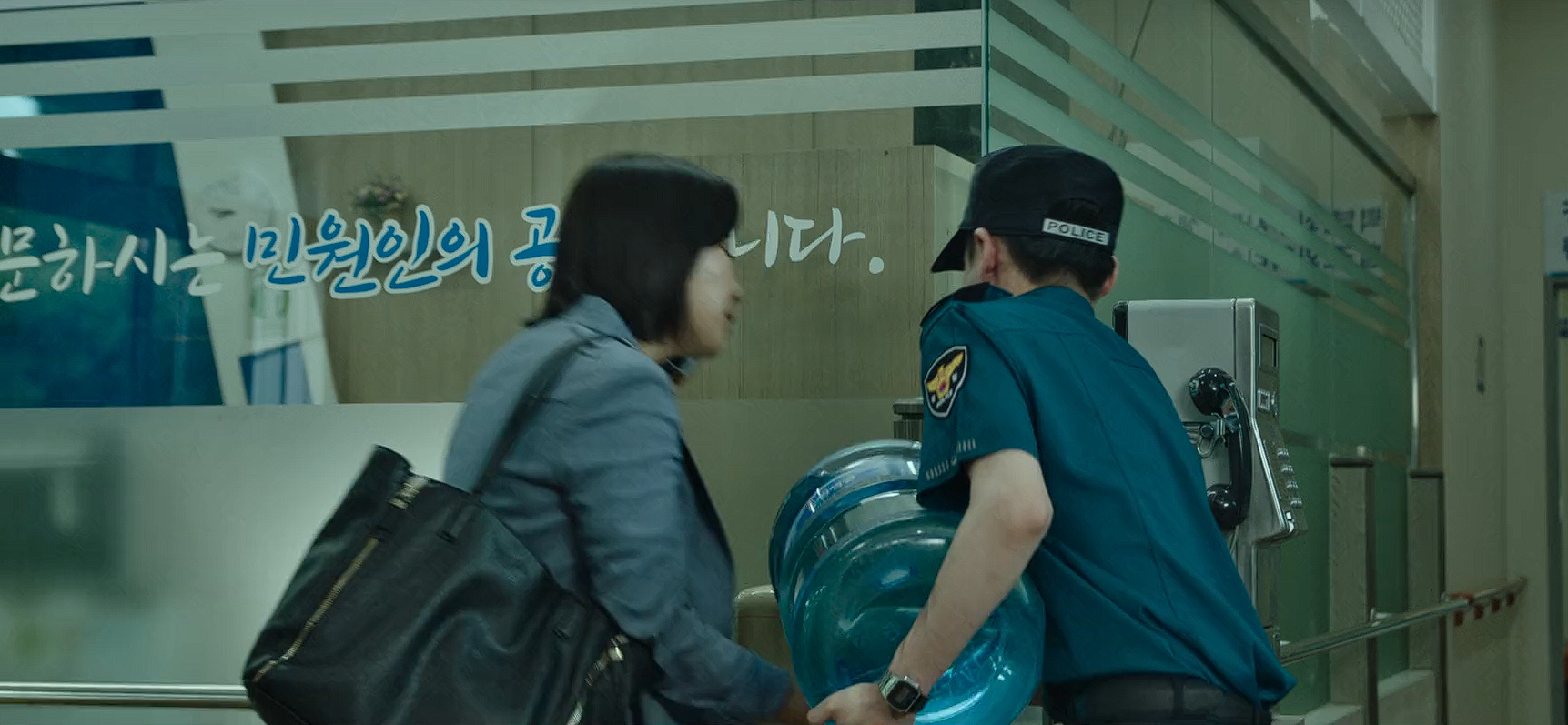정수기통 낑낑대는 의경.png